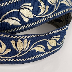 Galon brodé jacquard motif tulipe,galon médiéval 35 mm tulipe,galon médiéval jacquard bleu et doré,