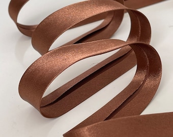 Viés marrom de 20 mm, ideal para acabamento de tecidos.