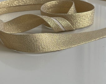 Gold-colored bias tape, 20 mm wide, suitable for all types of fabrics. This bias tape is perfect for customizing textiles.