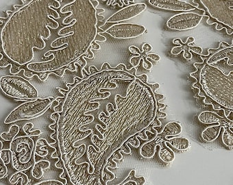 Beige of roze naai-applicaties in parenapplicaties om de dubbel geborduurde textielapplicatie te personaliseren
