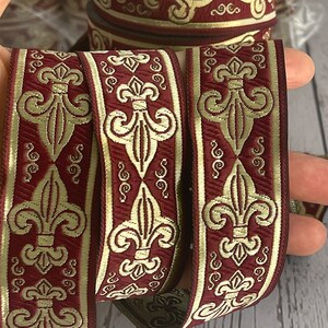 Galon médiéval fleurs de lys bordure tissé jacquard 35 mm ruban médiéval bordeaux et doré galon motifs fleurs de lys