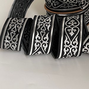 Treccia medievale ricamata jacquard 35 mm motivo cuore celtico bordo medievale nero e argento immagine 5