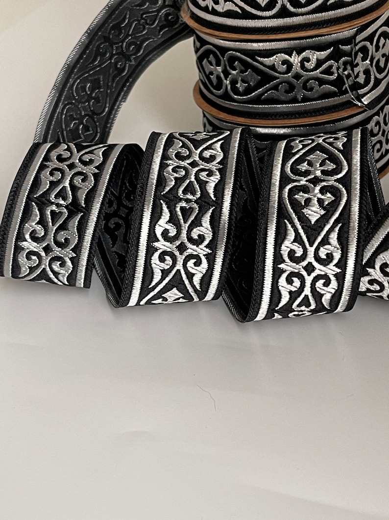Treccia medievale ricamata jacquard 35 mm motivo cuore celtico bordo medievale nero e argento immagine 5