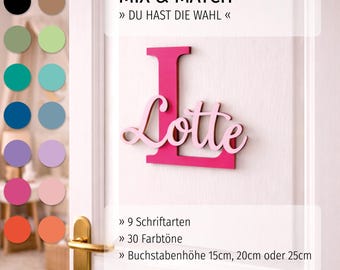 Op de afbeelding: Een roze houten letter "L" met de naam "Lotte" in cursief schrift, gemonteerd op een witte deur. De afbeelding bevat een kleurenpalet en de tekst "MIX & MATCH" en "DU HAST DIE WAHL".