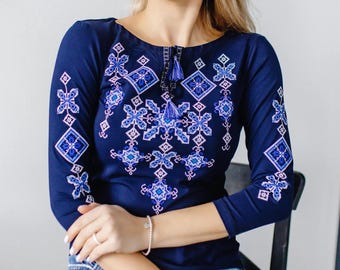 S～4XL。本物のウクライナ製ハンドメイドシャツ。ブルーの刺繍入りボヘミアンブラウス。フォークスタイルのTシャツ。エスニックファッションのスラブ刺繍。彼女へのギフトに最適なトップス。