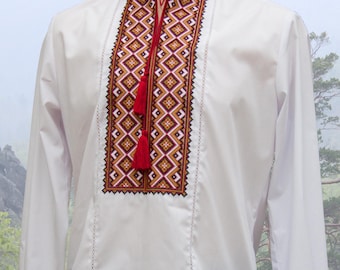 L! Camisa masculina bordada tradicional com padrões geométricos em vermelho. Design folk clássico, gola alta elegante, artesanato feito à mão