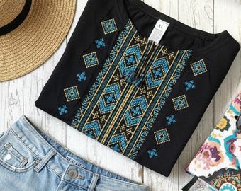 ボヘミアン風ブラック刺繍Tシャツ。シックな民族衣装Tシャツ。ヴィシヴァンカ。ウクライナ刺繍トップス。モダンメキシカンスタイル。ボヘミアン風ブラウス。M、L、2XL-5XL