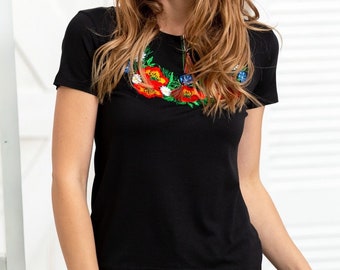 S、L、XL。ポピー柄の黒Tシャツ。エスニックなサマーウェア。春秋用シャツ。ユースファッションTシャツ。ユニークな黒シャツ。ボヘミアンスタイルの服