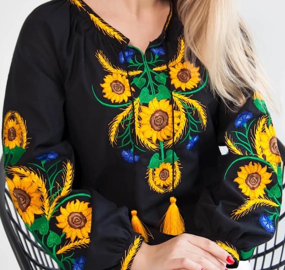 Blusa negra bordada con Camisa floral bohemia
