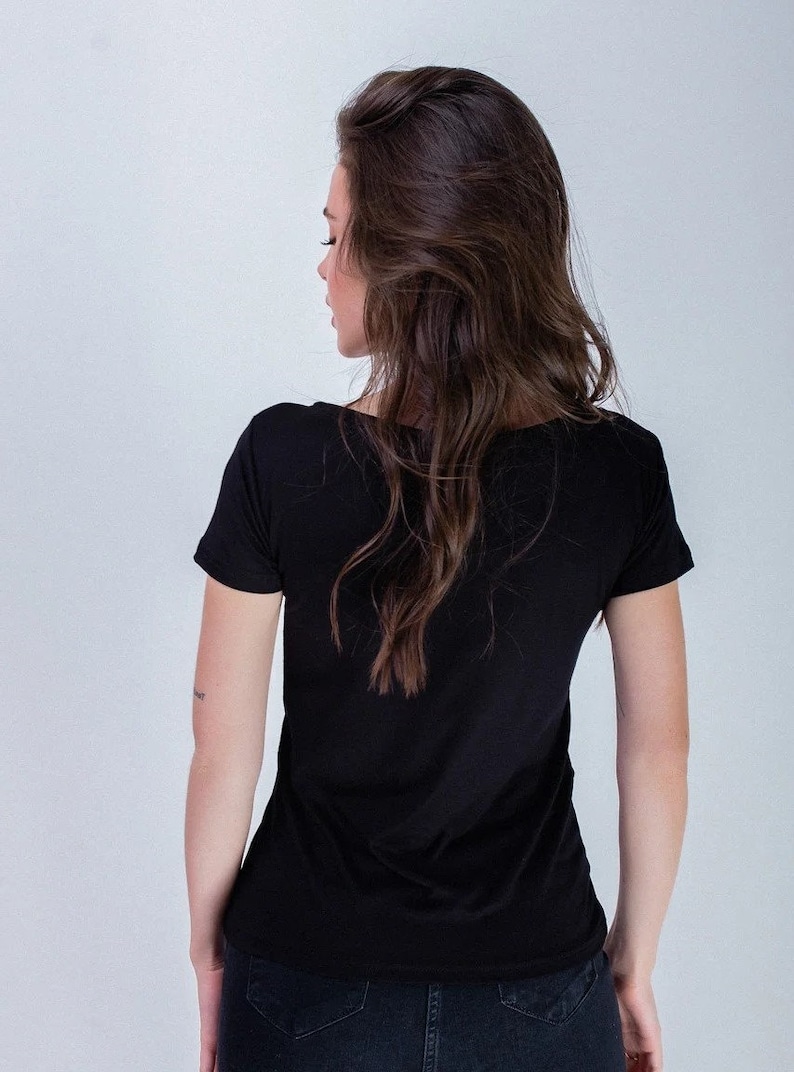 Może przedstawiać: Czarny T-shirt z kr&oacute;tkim rękawem i okrągłym dekoltem.