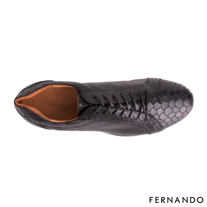 以下が含まれることがあります： ヘビ柄のブラックレザーレースアップシューズ