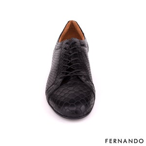 以下が含まれることがあります： ヘビ柄のブラックレザーレースアップシューズ