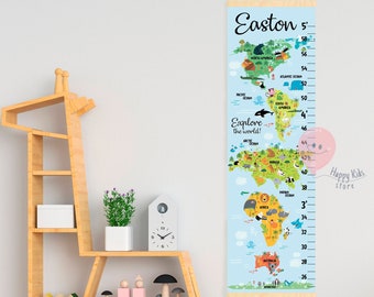 Puede incluir: Un gráfico de crecimiento de mapa mundial azul y verde con un marco de madera. El gráfico presenta un mapa del mundo con animales y puntos de referencia. El gráfico está etiquetado como "¡Explora el mundo!" y tiene una escala de medición en pulgadas. El gráfico está personalizado con el nombre "Easton" y el número "5".