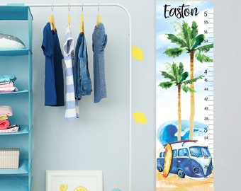 Puede incluir: Un medidor de altura vertical para pared con una ilustración en acuarela de dos palmeras, una tabla de surf azul y una furgoneta azul en una playa de arena. El nombre Easton está impreso arriba, con una escala en pies y pulgadas a la derecha.