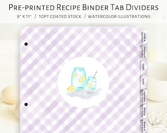 Puede incluir: Un juego de separadores de pestañas para carpeta de recetas de 23x28 cm con ilustraciones de acuarela de tarros de vidrio y limones. Los separadores están impresos en papel estucado de 10 puntos e incluyen categorías para panes y productos horneados, carnes y platos principales, verduras y guarniciones, sopas, ensaladas, aderezos y condimentos, y bebidas y aperitivos.