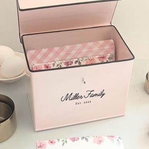 Gepersonaliseerde roze emaille receptendoos met aquarel verdelers en receptkaarten | Geschikt voor 4 x 6 receptkaarten.