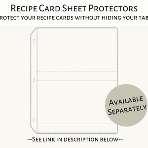K&ouml;nnte beinhalten: Ein transparenter Plastik-Schutz f&uuml;r Rezeptkarten. Der Schutz hat drei L&ouml;cher, die auf der linken Seite gestanzt sind, und einen wei&szlig;en Rand. Der Text "AVAILABLE SEPARATELY" ist auf einem grauen Kreis in der unteren rechten Ecke gedruckt. Der Text "--SEE LINK IN DESCRIPTION BELOW--" ist unter dem Schutz gedruckt.