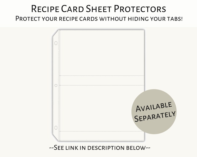 K&ouml;nnte beinhalten: Ein transparenter Plastik-Schutz f&uuml;r Rezeptkarten. Der Schutz hat drei L&ouml;cher, die auf der linken Seite gestanzt sind, und einen wei&szlig;en Rand. Der Text "AVAILABLE SEPARATELY" ist auf einem grauen Kreis in der unteren rechten Ecke gedruckt. Der Text "--SEE LINK IN DESCRIPTION BELOW--" ist unter dem Schutz gedruckt.
