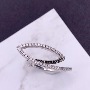 Plata esterlina negro y claro cúbico Zirconia diseño abstracto, color rubí CZ piedra en el lado, brillante diamante diamante modernista anillo único