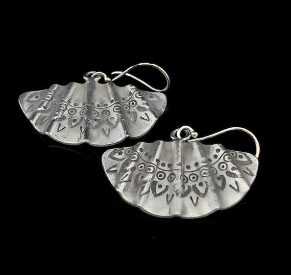 Silver Earrings Fan Shaped Earrings, Silver Fan Earrings, Unique Etched Design, Silver Wavy Fan Earrings, Dangling Fan Earrings, Vintage