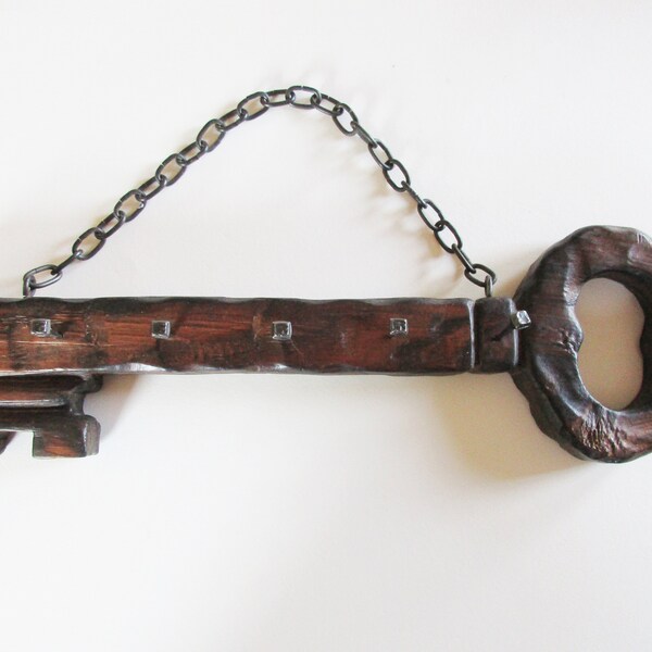 Rustic Vintage Wooden Key Holder Wall Plate with Horse Shoe Nails and Chain, Iconic Rustic Retro item from the 70s/80s