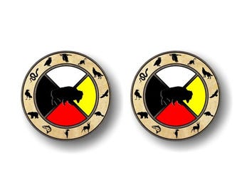 Peut inclure: Deux autocollants ronds de couleur beige avec un motif de roue de médecine amérindienne. La roue est divisée en quatre sections, chacune d'une couleur différente : noir, blanc, jaune et rouge. Le centre de la roue présente une silhouette noire de bison. Le bord extérieur de la roue est décoré de diverses silhouettes d'animaux, notamment un serpent, un ours, un cerf, un poisson et un oiseau.