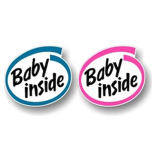Può includere: Due adesivi rotondi con il testo "Baby inside" in lettere nere. Un adesivo è blu e l'altro è rosa.