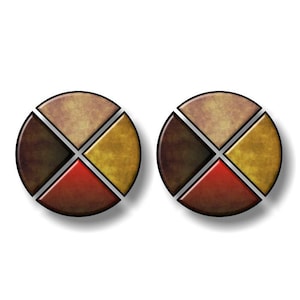 Peut inclure: Deux sous-verres ronds et décoratifs avec un motif géométrique. Chaque sous-verre est divisé en cinq sections, chaque section présentant une couleur différente : marron, rouge, jaune, beige et noir.