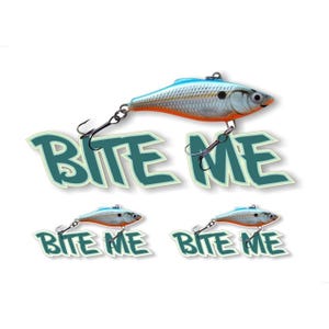 Könnte beinhalten: Drei Köderaufkleber mit dem Text "Bite Me" in einer grün-weißen Schrift. Der obere Aufkleber zeigt einen realistisch aussehenden silbernen und blauen Köder.