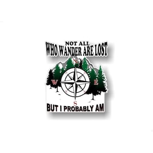 Könnte beinhalten: Ein schwarz-weißer Kompass mit den Worten "Not all who wander are lost, but I probably am" auf weißem Hintergrund mit einer grünen Waldszene.