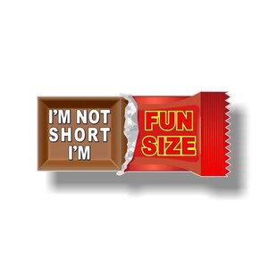 Könnte beinhalten: Ein Schokoriegel mit einer roten Verpackung, auf der "Fun Size" steht. Der Schokoriegel ist aufgebrochen und zeigt einen braunen Schokoriegel mit dem Text "I'm not short I'm".