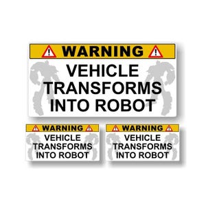 Peut inclure: Trois panneaux d'avertissement jaunes et noirs avec un fond blanc. Les panneaux ont un point d'exclamation noir et le texte "WARNING" en noir. Le texte "VEHICLE TRANSFORMS INTO ROBOT" est en noir. Les panneaux présentent une silhouette de robot grise.