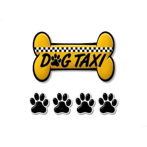 Op de afbeelding: Een geel botvormig bord met zwarte tekst die "DOG TAXI" zegt en een zwarte pootafdruk. Vier zwarte pootafdruk stickers.