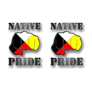 Könnte beinhalten: Zwei Aufkleber mit einem Faust-Design in Schwarz, Weiß, Rot und Gelb. Das Wort "NATIVE" steht über der Faust und das Wort "PRIDE" darunter. Die Aufkleber befinden sich auf weißem Hintergrund.