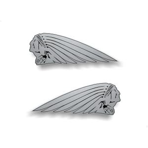Op de afbeelding: Twee zilveren motorfiets emblemen met een Indiaans hoofd. Elk embleem toont het profiel van een Indiaanse opperhoofd met een verenkoptooi. De emblemen zijn in een klassieke stijl.
