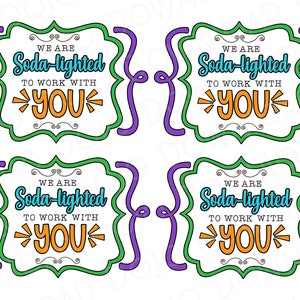 Op de afbeelding: Vier kleurrijke, afdrukbare cadeaulabels met de tekst "We are Soda-lighted to work with YOU!" in een leuk, speels lettertype.