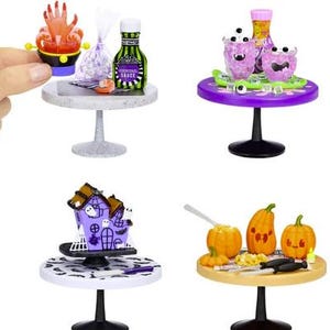 Pode incluir: Uma coleção de miniaturas com tema de Halloween, exibidas em pequenas mesas redondas. Os itens incluem uma figura em forma de mão, molho de coquetel, bebidas em forma de monstro roxo, uma casa mal-assombrada e abóboras.