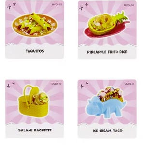 Può includere: Vengono mostrate otto carte a tema cibo. Le carte presentano illustrazioni di piatti come conchiglie di pasta ripiene, taquitos, riso fritto all'ananas, pasticci di pollo, insalata nizzarda, baguette al salame, taco gelato e milkshake alla ciambella. Ogni carta ha un'etichetta.