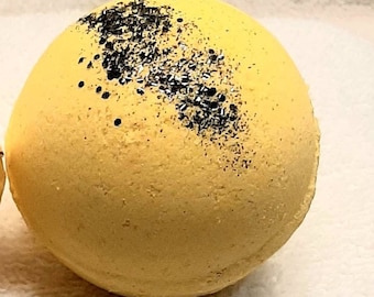 Bombe de bain jaune inspirée du monde magique avec breloque blaireau