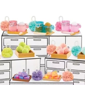 Pode incluir: Um conjunto de produtos de banho expostos em uma bancada branca com gavetas. Os produtos incluem bombas de banho, esponjas de banho e sais de banho. As bombas de banho são de várias cores, incluindo rosa, azul e verde. As esponjas de banho também são de várias cores, incluindo rosa, azul e verde. Os sais de banho estão em frascos transparentes com tampas marrons. A bancada é feita de madeira e tem um acabamento branco.