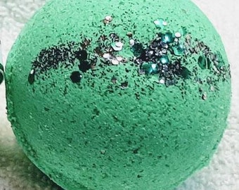 Bombe de bain verte inspirée du monde magique avec breloque serpent