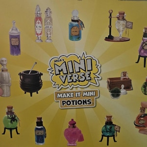 Pode incluir: Uma coleção de frascos de poção em miniatura e outros itens mágicos, incluindo um caldeirão, um suporte com uma garrafa e um baú de madeira. Os frascos são de várias cores e têm rótulos diferentes. O texto na caixa diz "MGA's Mini Verse Make It Mini Potions".