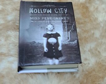 Zuru Mini Brand Book - Hollow City - New