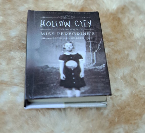 Zuru Mini Brand Book - Hollow City - New
