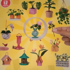 Pode incluir: Um conjunto de 12 itens de decoração de jardim em miniatura, incluindo uma casa de pássaros, um alimentador de pássaros, um alimentador de beija-flores, um vaso com flores, uma planta suspensa e plantas em vaso. Os itens são de várias cores e estilos.