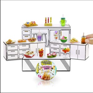 Pode incluir: Um conjunto de brincar de café em miniatura com um balcão branco, armários preto e branco e uma variedade de alimentos e bebidas em miniatura. O conjunto inclui um ovo surpresa mini-verse com o texto "Make it mini! Cafe".