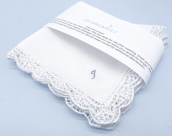 Personalisierte Taschentücher aus Baumwolle mit Art Deco Spitze | Einstecktuch mit Monogramm als kleines Dankeschön | Quiet Luxury