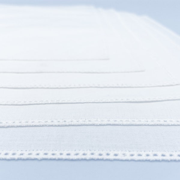 Taschentuch aus weißer Baumwolle mit Monogramm & geradem Hohlsaum | personalisiertes Einstecktuch mit Initialen als (Hochzeits-) Geschenk
