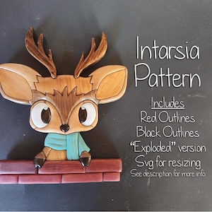 Może przedstawiać: Drewniany wzór intarsji przedstawiający kreskówkowego jelenia z dużymi oczami, porożem i niebieskim szalikiem. Jeleń jest umieszczony na ciemnym tle i zawiera tekst "Intarsia Pattern". Wzór zawiera czerwone i czarne kontury.