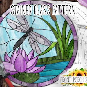 Pode incluir: Um padrão de vitral circular com uma libélula, um nenúfar e juncos. O design tem uma borda roxa e o texto "STAINED GLASS PATTERN". A imagem inclui ferramentas. O design está sobre um fundo azul claro.